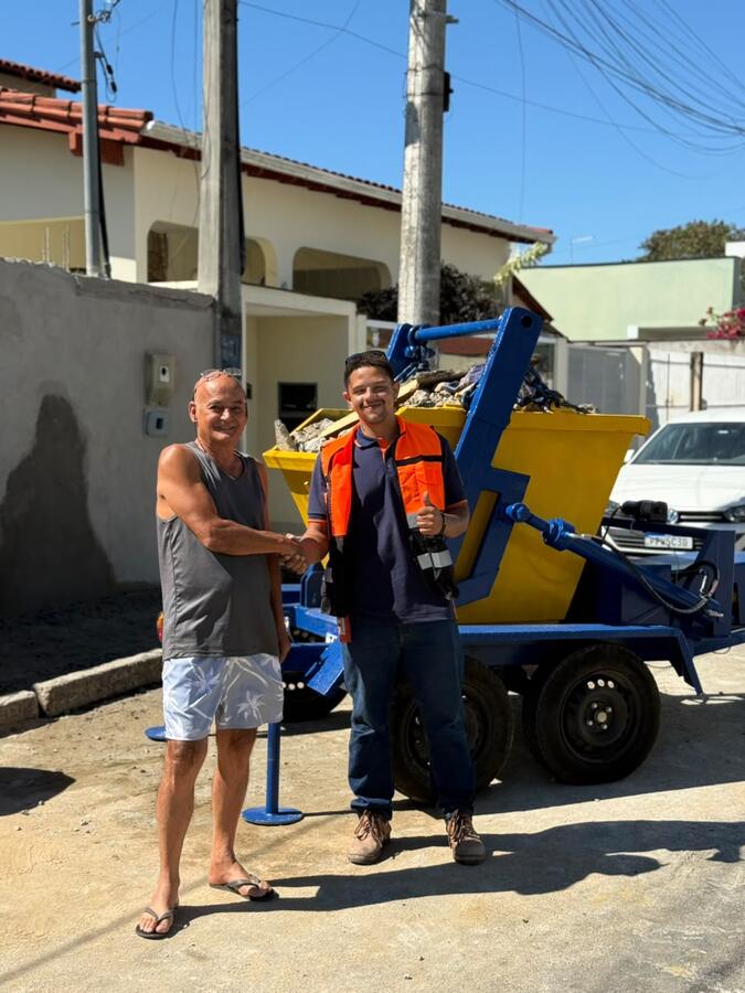 Cliente satisfeito ao lado da mini caçamba no bairro COHAB 4