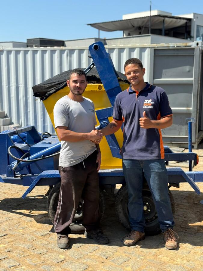 Entrega da mini caçamba feita pessoalmente a um cliente em Aracruz