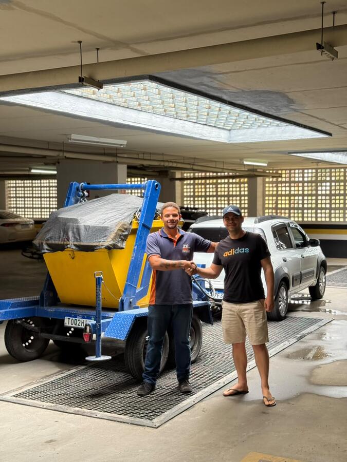 Entrega da mini caçamba na garagem do edifício The Summit, Centro de Aracruz