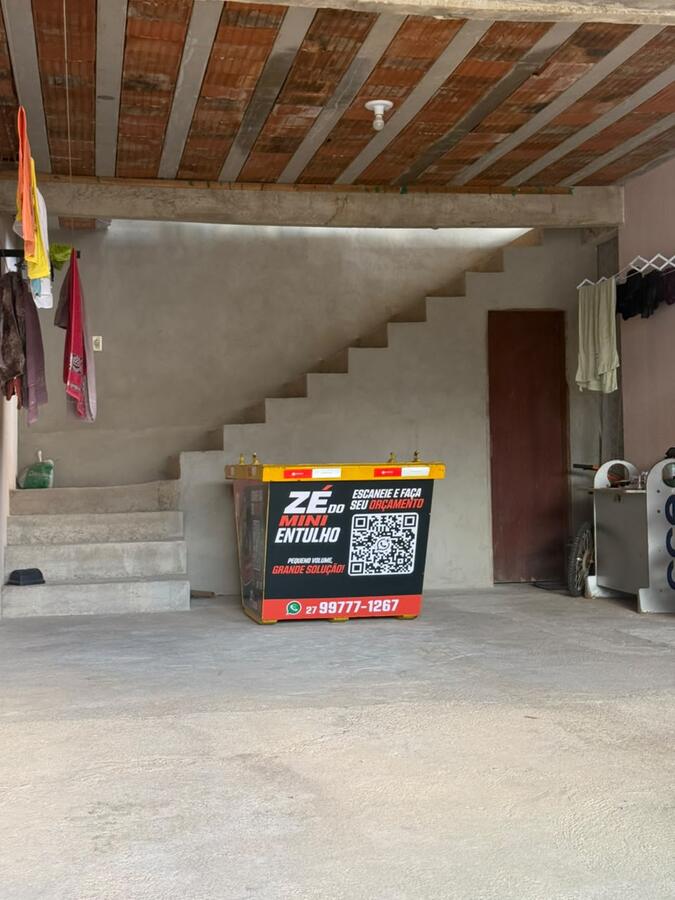 Mini caçamba estacionada dentro de garagem residencial no bairro Cupido, Aracruz