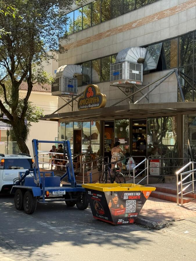 Mini caçamba entregue em frente à padaria Amiguinha